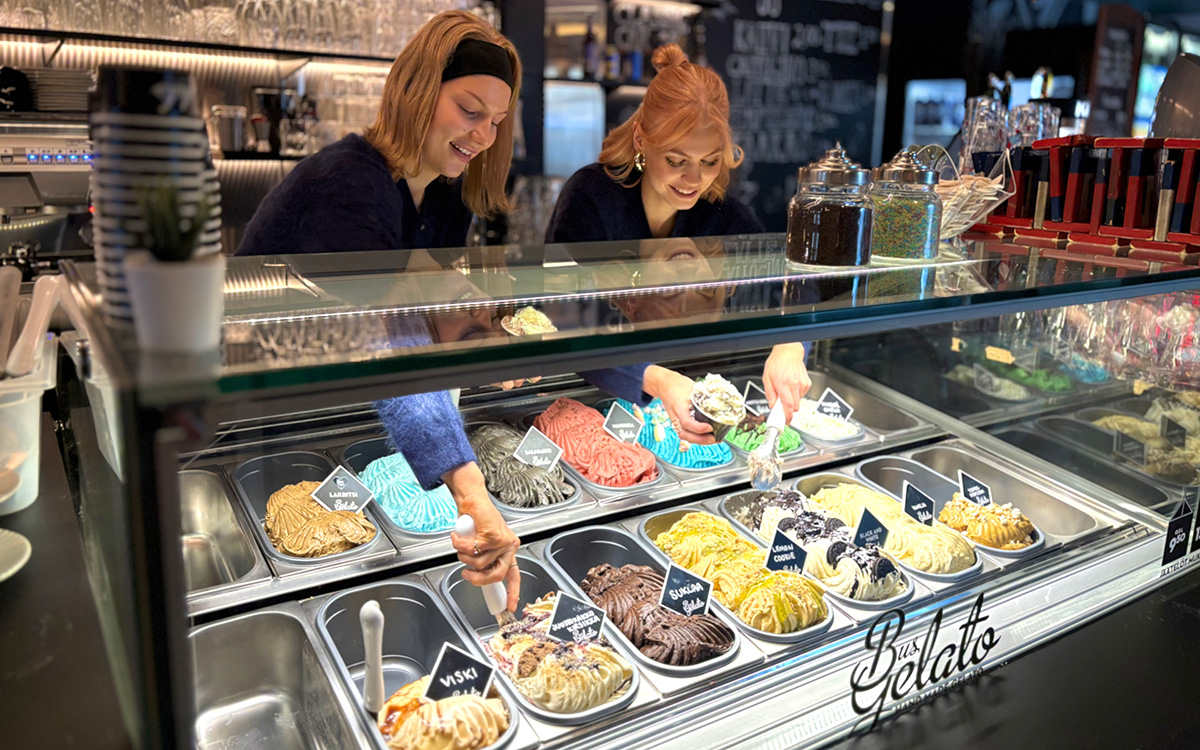 Bus Burger Hollolan yrittäjät Pipsa Uimonen ja Viia Floor houkuttelevan Bus Gelato -jätskitiskin äärellä. Kuva: LADEC