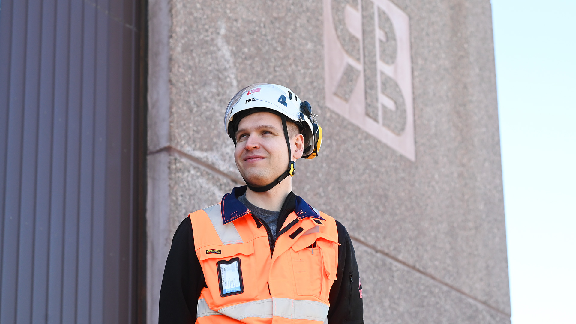 Rakennusbetoni ja Elementti Oy:n Sami Konsti yrityksen edustalla huhtikuussa 2026. Kuva: Sami Turunen